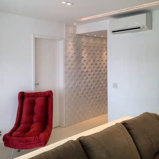 Ambiente decorado com uma poltrona marcante na cor marsala.
