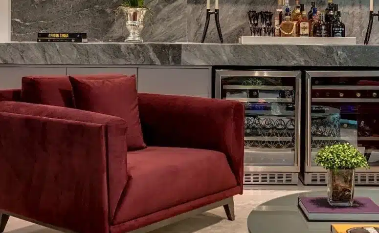 Capa do artigo com a cor marsala destacada e elegante.
