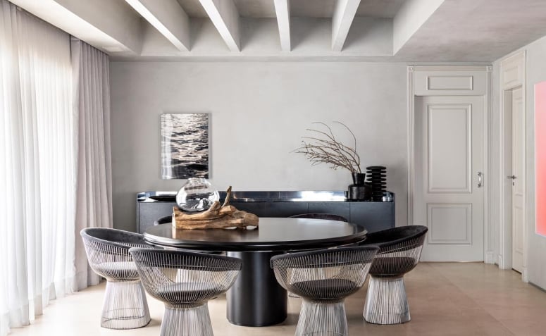 7 Colors That Go Well with Gray and How to Use Them in Decoration 2 Imagem de um ambiente com cinza e preto, criando um espaço moderno e impactante.