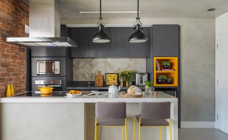 7 Colors That Go Well with Gray and How to Use Them in Decoration 7 Imagem destacando a combinação de amarelo com cinza, transmitindo calor e iluminação ao ambiente.