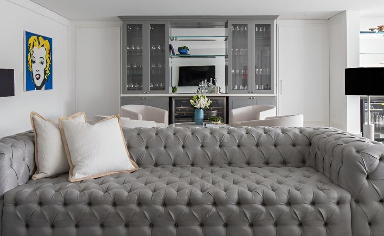 7 Colors That Go Well with Gray and How to Use Them in Decoration 10 Imagem demonstrando a combinação de cinza e branco, fortalecendo a elegância e neutralidade do ambiente.