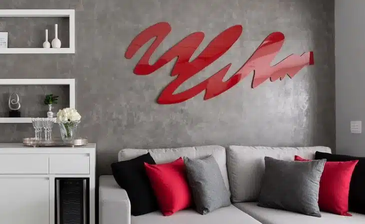 7 Colors That Go Well with Gray and How to Use Them in Decoration 5 Imagem mostrando como o vermelho complementa o cinza, trazendo um ambiente aconchegante e alegre.