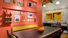Inspiradoras ideias de ambientes decorados em cores quentes.