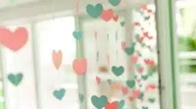 Cortina de papel crepom com flores de papel