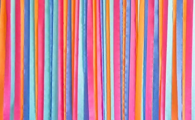 Cortina de papel crepom colorida para decoração