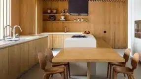 Cozinha de madeira decorativa com bancada charmosa.