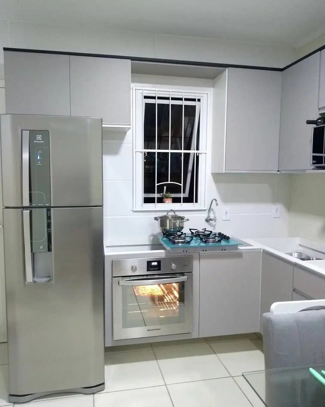 Espaço reduzido com utilização do branco para ampliar a sensação de espaço.