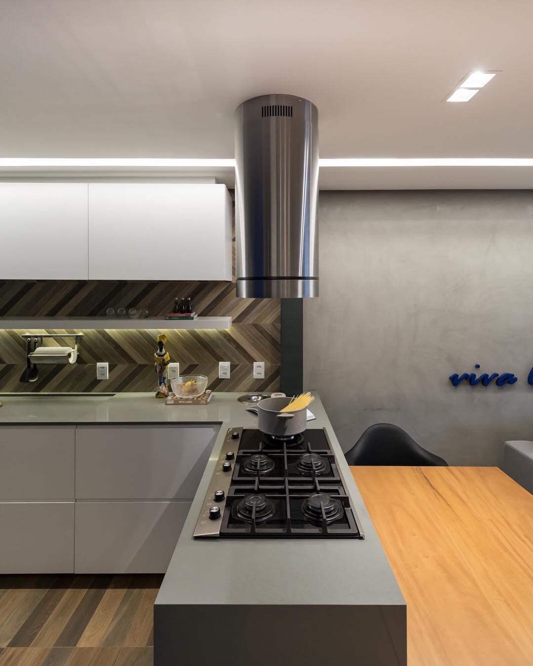 Com integração do cooktop em uma ilha que proporciona funcionalidade.