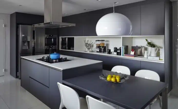 Ambiente com tons sóbrios, minimalistas, que transmite modernidade.