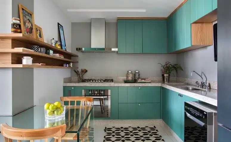 Cozinha projetada com um belo espaço em formato L.