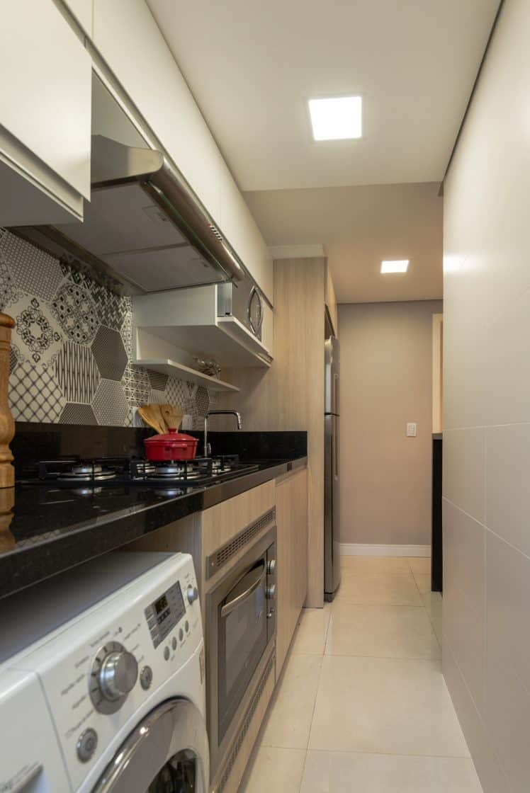 Simple Small Kitchen: How to Decorate and Organize This Space 7 Cozinha pequena e simples com iluminação adequada.
