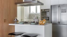 O estilo industrial começou nos Estados Unidos, quando barracões industriais começaram a ser reutilizados como moradia. Assim, a estética do cimento queimado, tijolinhos e instalação elétrica aparentes, muito metal e madeira clara começou a ganhar espaço.