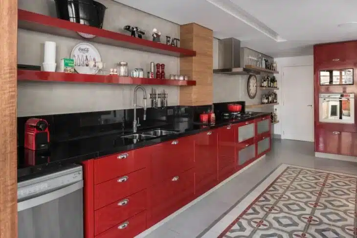 Foto de cozinha vermelha e preta 3