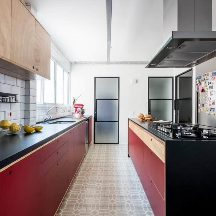 Foto de cozinha vermelha e preta 4
