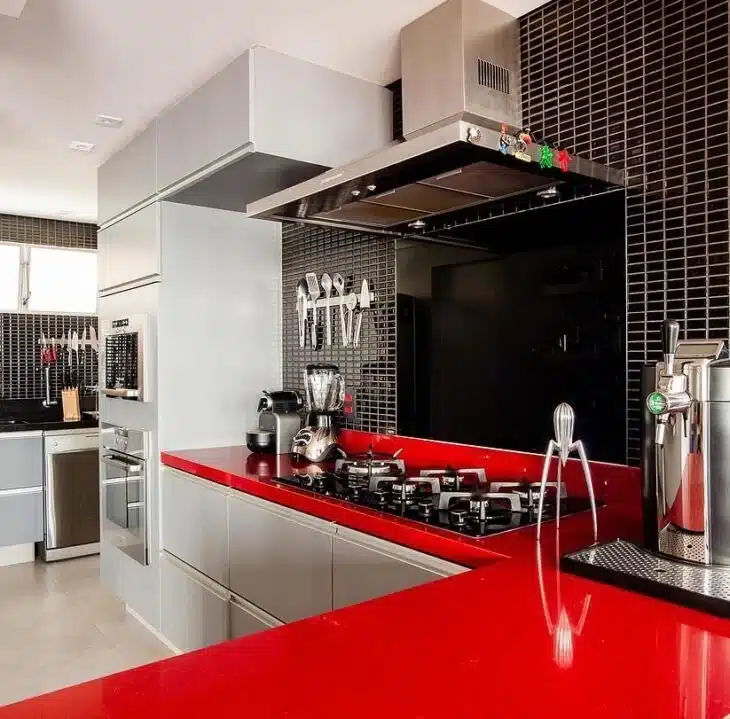 Foto de cozinha vermelha e preta 6
