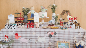 Cortina de papel crepom com formas de coração