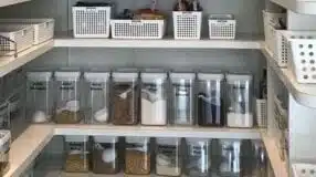Learn How to Create a Home Bar Setup 5 Bandeja-bar prateada, destacando o estilo elegante.