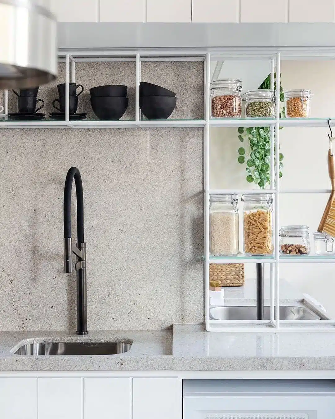 40 Kitchen Décor Ideas to Enliven Your Space 5 Imagem mostra prateleiras decorativas para cozinhas.