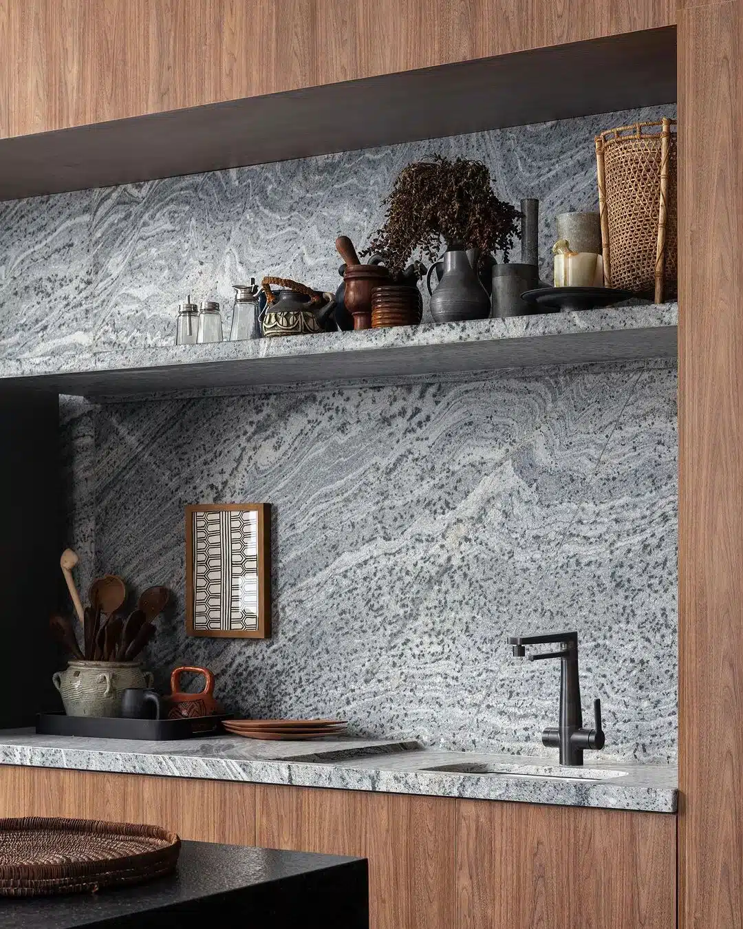 40 Kitchen Décor Ideas to Enliven Your Space 9 Imagem ilustra enfeites de cozinha rústicos com cerâmica.