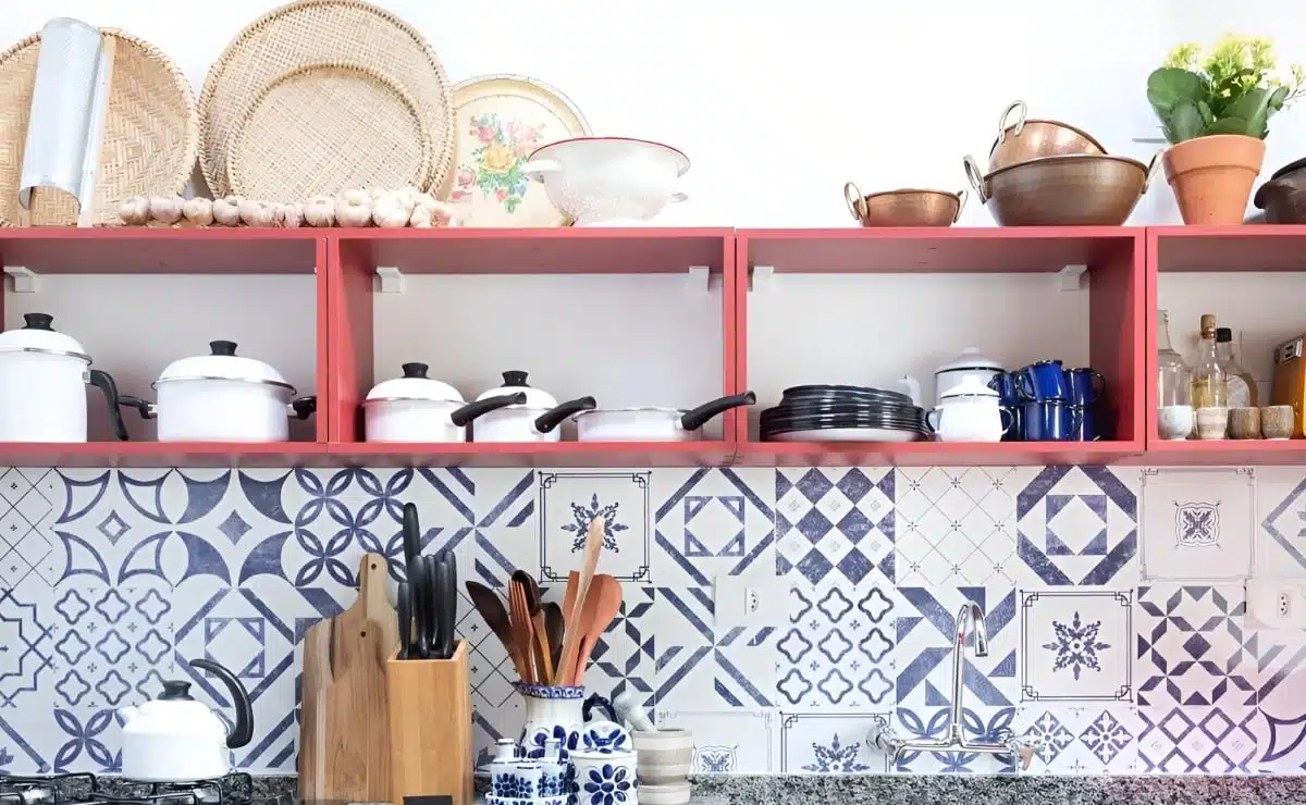 40 Kitchen Décor Ideas to Enliven Your Space 3 Imagem de enfeites para cozinha com várias opções de decoração.