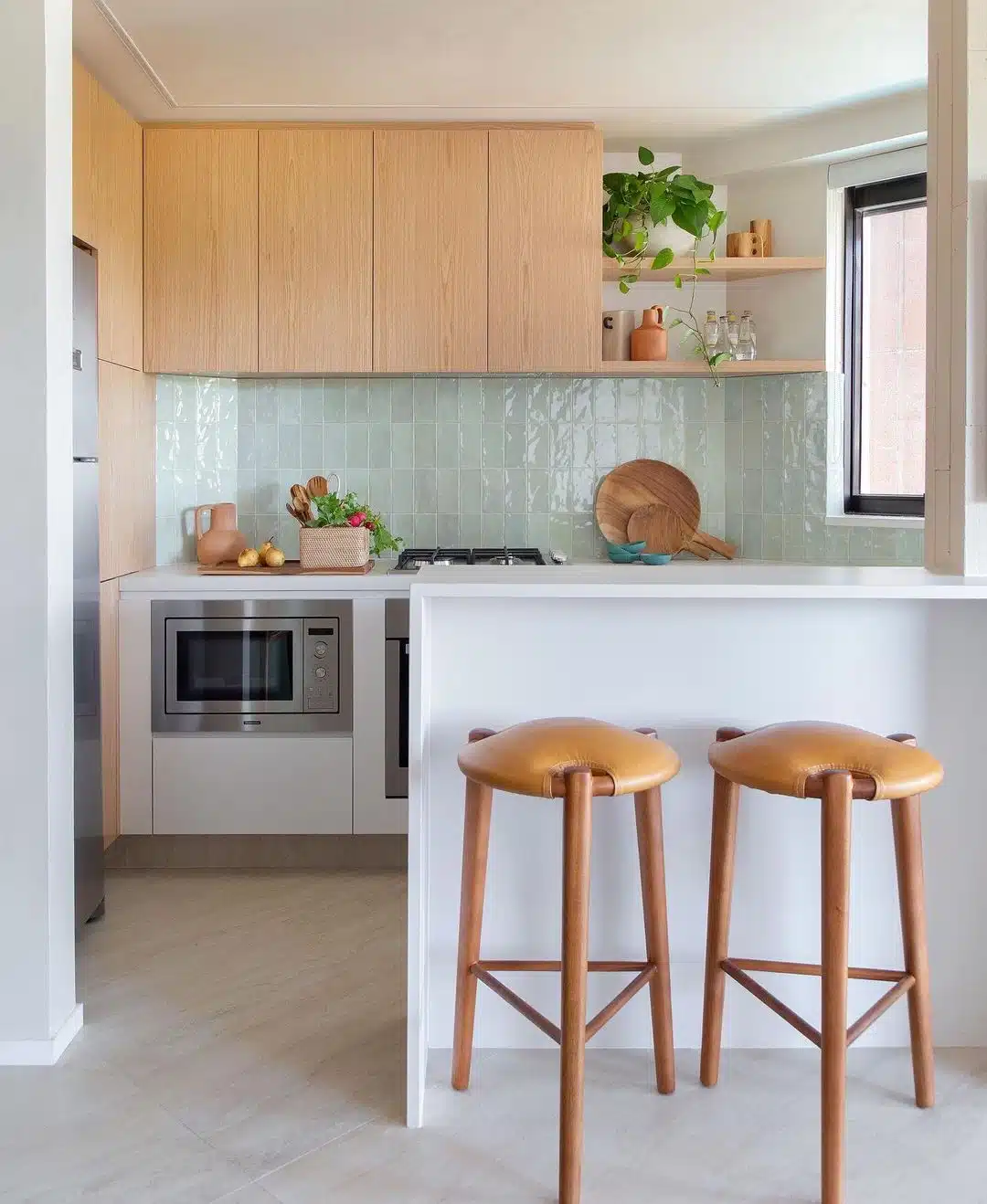 40 Kitchen Décor Ideas to Enliven Your Space 10 Imagem mostra prateleira de parede com enfeites.