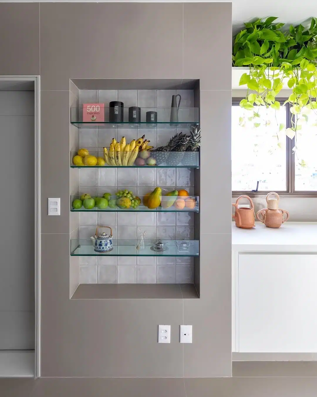40 Kitchen Décor Ideas to Enliven Your Space 2 Imagem apresenta fruteira de parede como decoração.