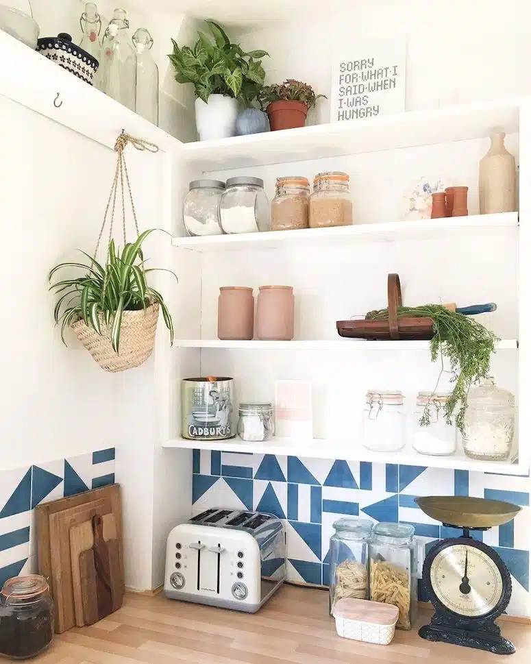40 Kitchen Décor Ideas to Enliven Your Space 7 Imagem apresenta diferentes enfeites de cozinha.