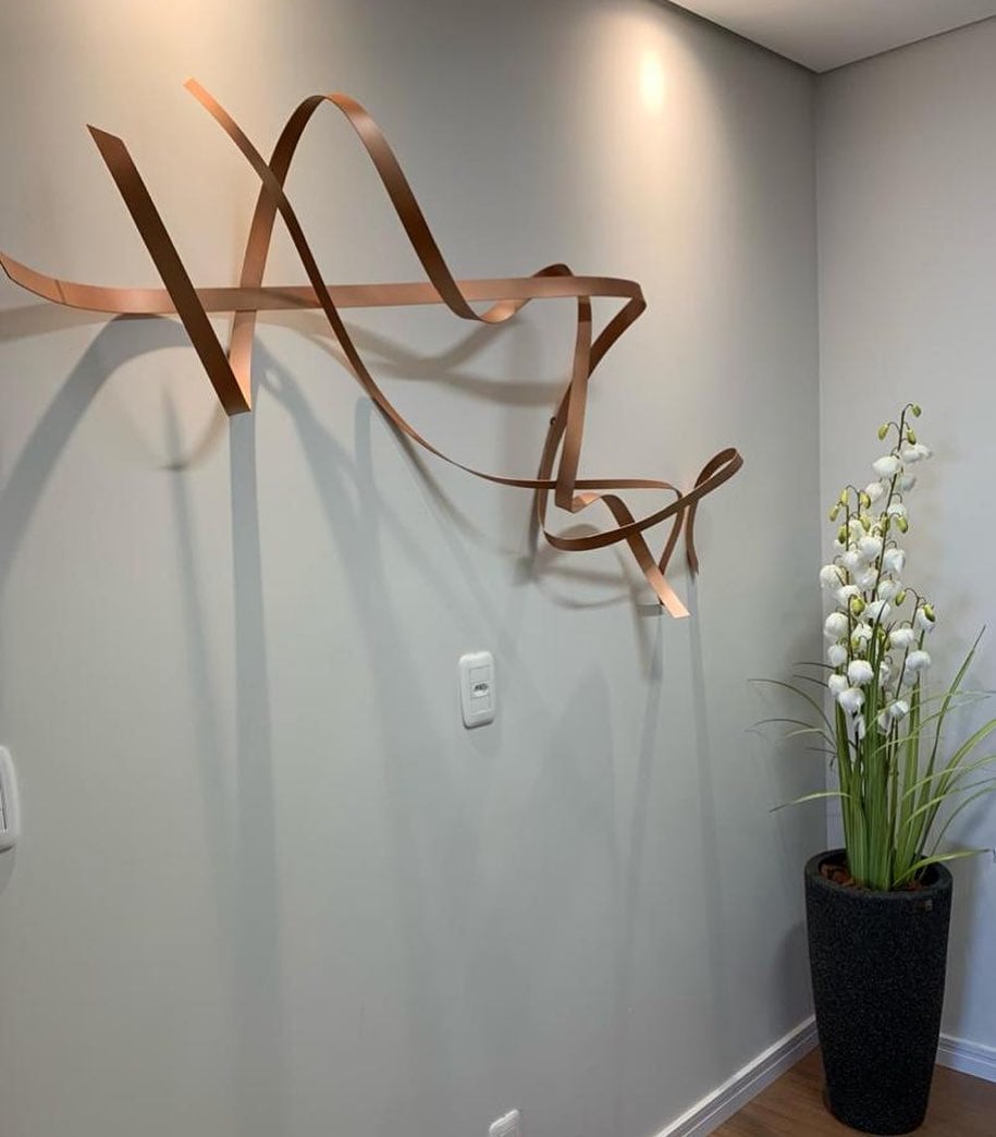 Escultura contemporânea com traços modernos.
