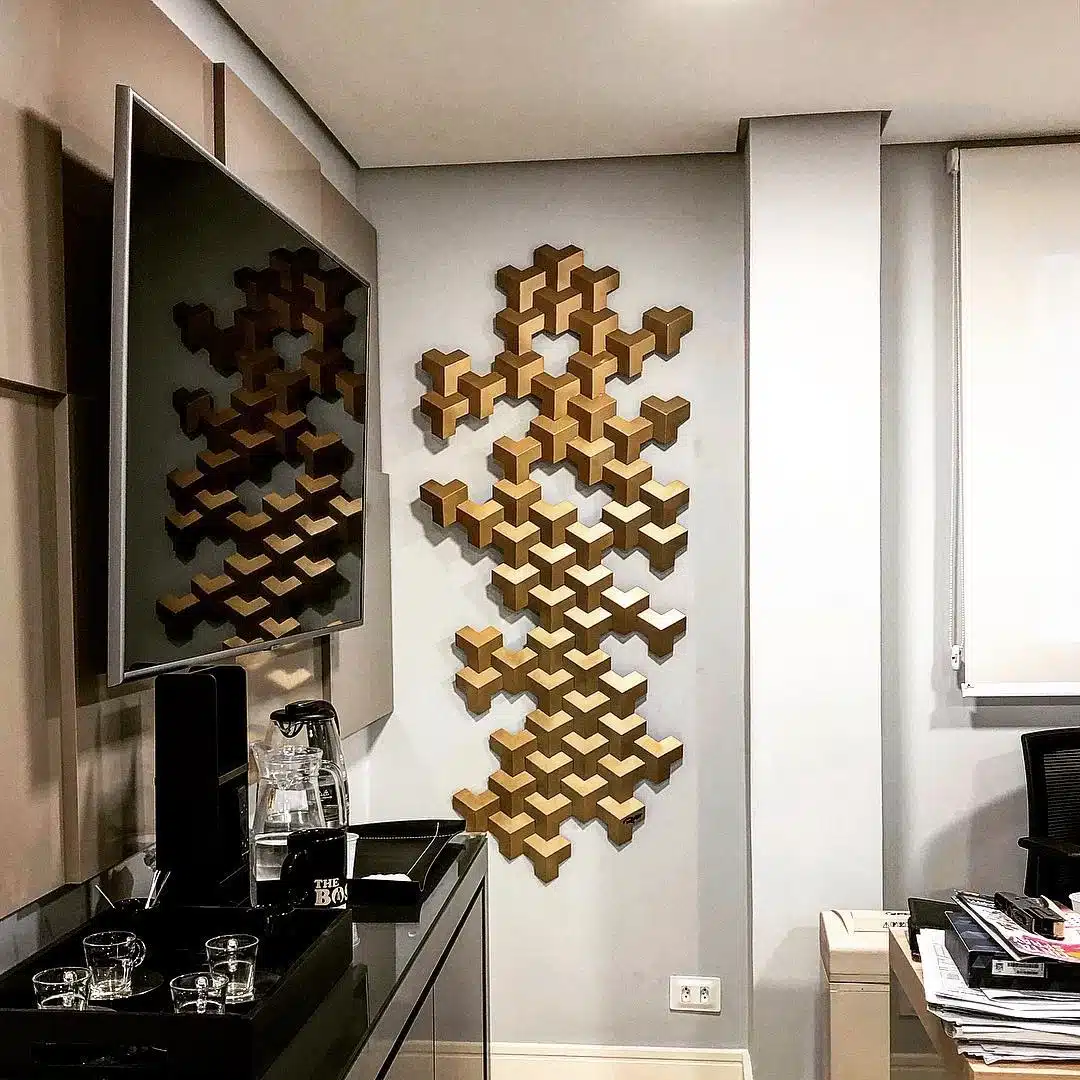 Escultura dourada que proporciona requinte ao espaço.