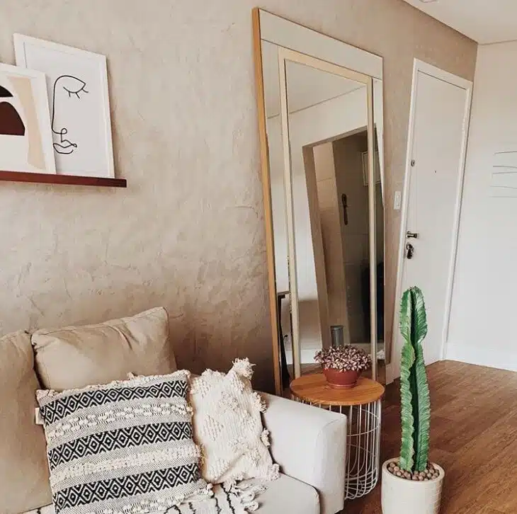 O espelho branco é uma ótima opção para a decoração do quarto.