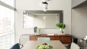 Espelho grande que amplia visualmente os espaços.