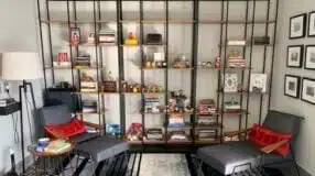 40 Industrial Shelf Ideas for Stunning Decoration 9 Estante industrial com design rústico e elegante.