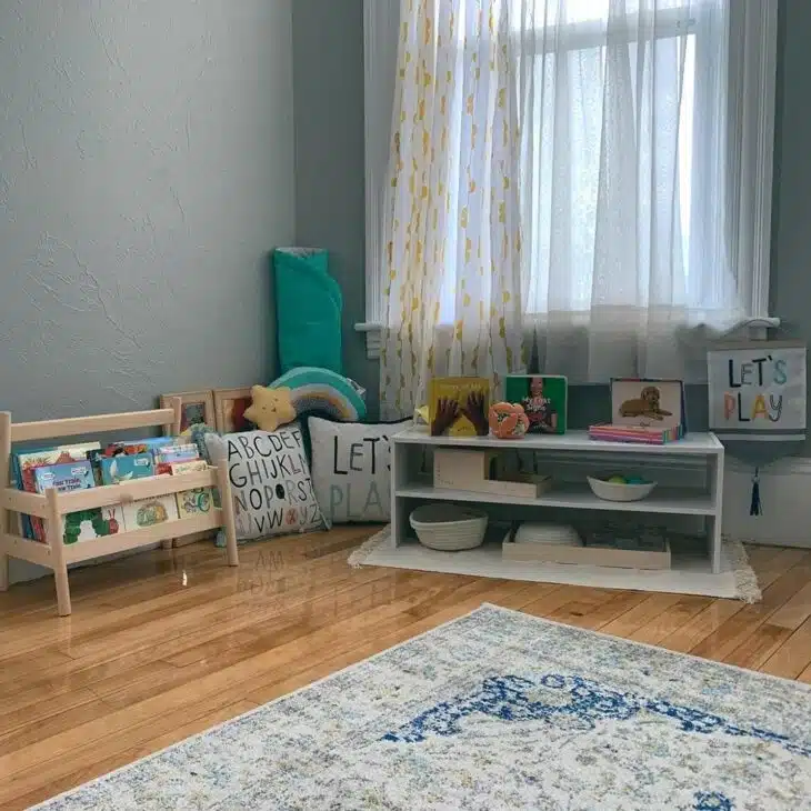 75 Creative Ways to Organize Toy Storage and Reduce Clutter 5 Estante de brinquedos com divisórias para organização.