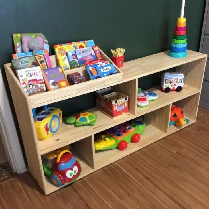 75 Creative Ways to Organize Toy Storage and Reduce Clutter 7 Estante com brinquedos ao alcance das mãos.