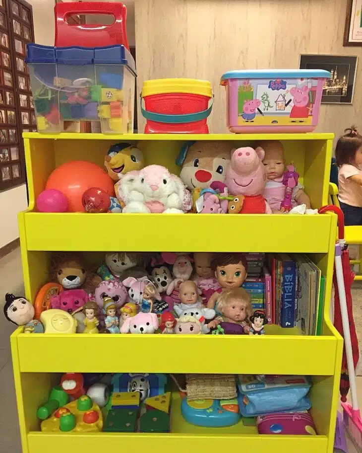 75 Creative Ways to Organize Toy Storage and Reduce Clutter 9 Organização de brinquedos em estante.