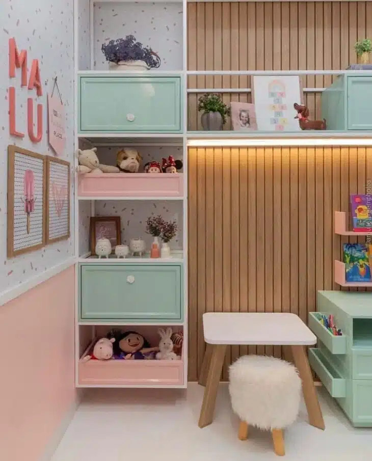 75 Creative Ways to Organize Toy Storage and Reduce Clutter 2 Estante acompanhada de gavetas.