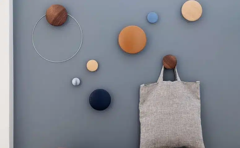 Uma forma muito simples e fácil de organizar a casa é utilizar o gancho de parede. Com ele, você consegue pendurar qualquer coisa que desejar, além de deixar o espaço mais bonito. É um item que não deve ser ignorado e que precisa estar presente em qualquer ambiente do seu lar. Veja as ideias incríveis que selecionamos abaixo: