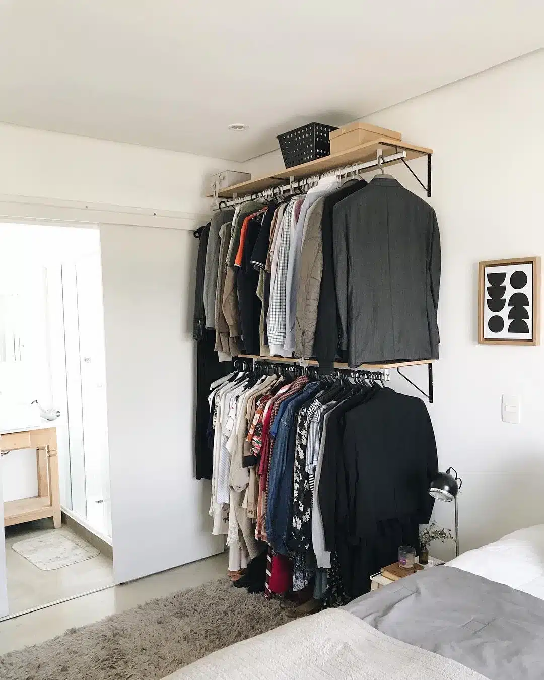 guarda-roupa aberto de dois níveis para o casal