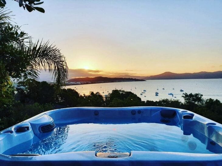 Jacuzzi externa - Modelo de banheira de hidromassagem ideal para momentos de relaxamento.