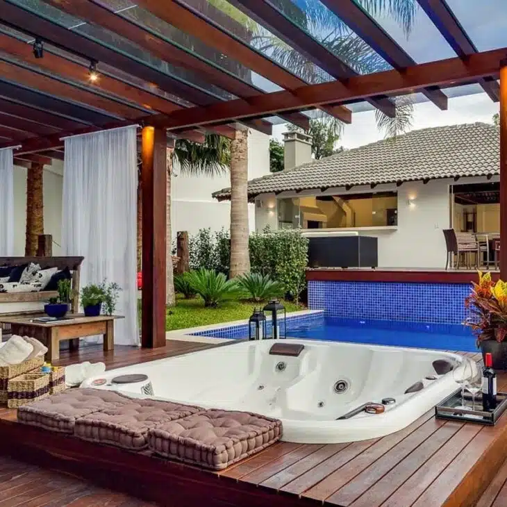 Jacuzzi externa - Perfeita para pequenos espaços, unindo funcionalidade e elegância.