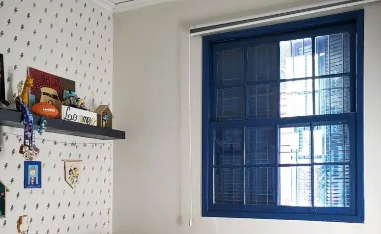 janela guilhotina de ferro é ideal para decorações rústicas