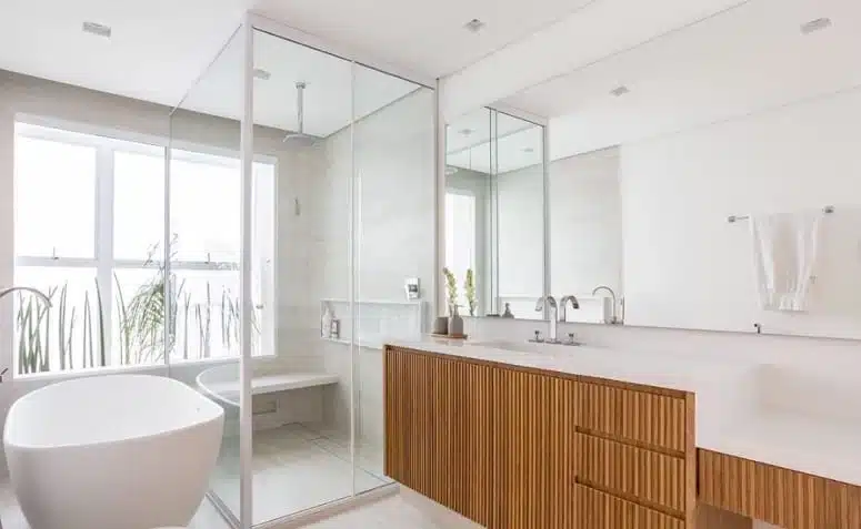 Janela para banheiro com design interessante, ideal para compor o espaço.
