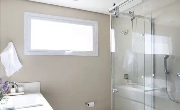 Essa janela traz durabilidade e elegância ao ambiente do banheiro.