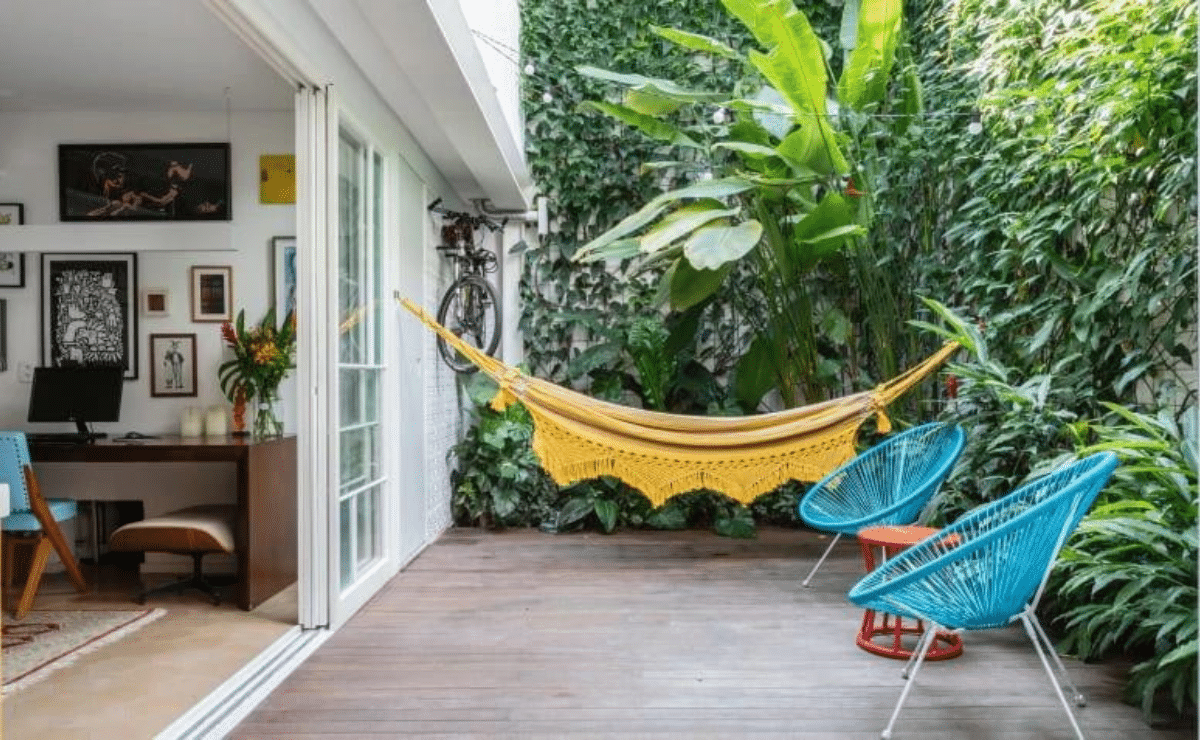 Jardim simples com plantas e caminhos de pedras.