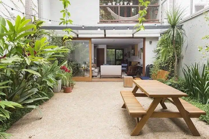 Cantinho de flores e plantas, trazendo vida ao espaço de descanso.