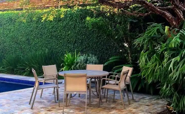 Espaço para um jantar ao ar livre em um ambiente colorido.
