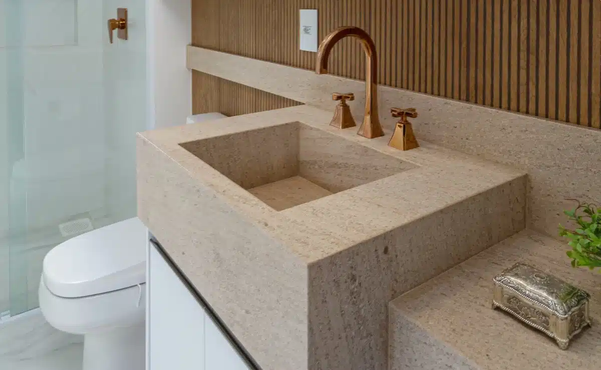 Conheça o limestone, uma pedra natural perfeita para usar em projetos.