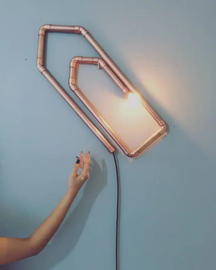 DIY PVC Lamp: Creative Tutorials and 65 Ideas for Home Decor 10 Com o PVC, você pode elaborar uma luminária de teto, de mesa, de parede, de jardim e muitas outras opções