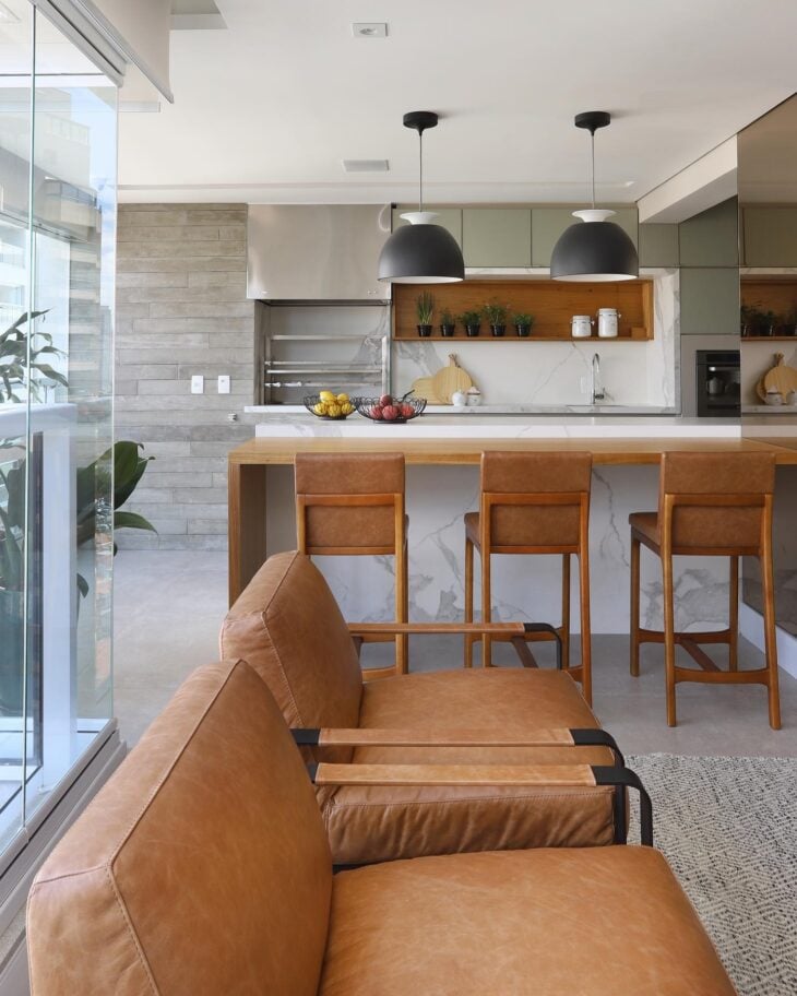 Foto de mármore Calacata com veios marcados apresentando elegância em design.