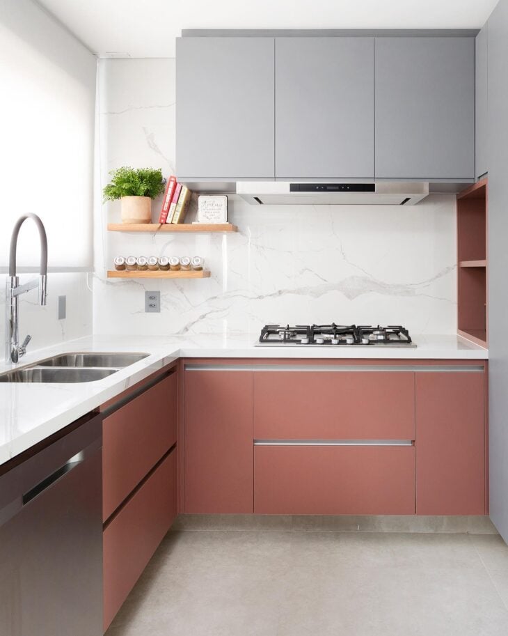 Imagem de uma bancada de mármore Calacata mostrando seu uso em decoração moderna.